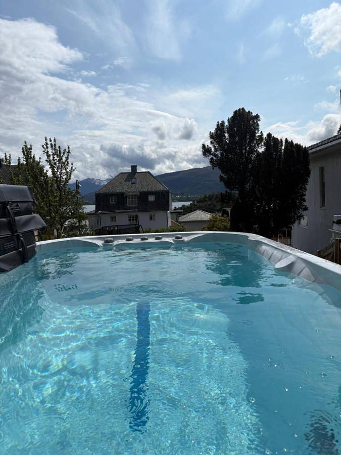 Ferienhaus für 9 Personen, mit Balkon und Whirlpool sowie Terrasse und Garten