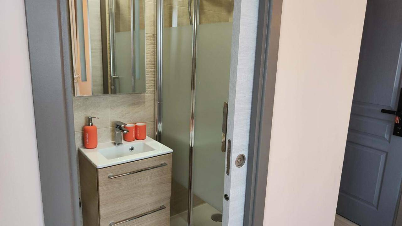Double Room with Private Bathroom in Bondy, Seine-Saint-Denis