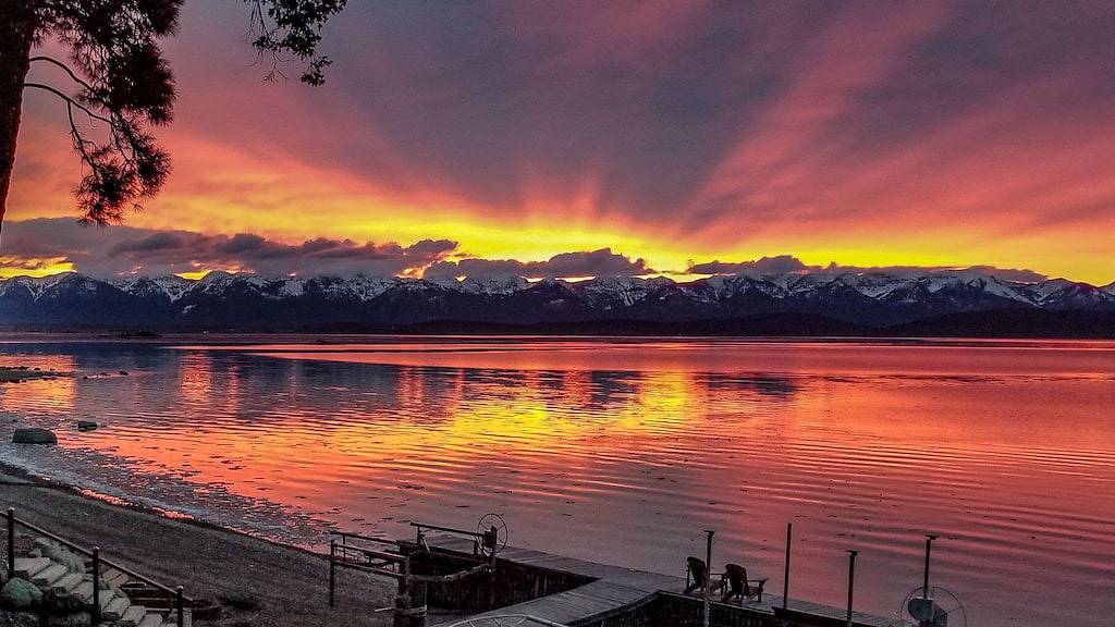 Modern cottage with amazing views of Flathead Lake and the Rocky Mountains in Flathead Nationalwald