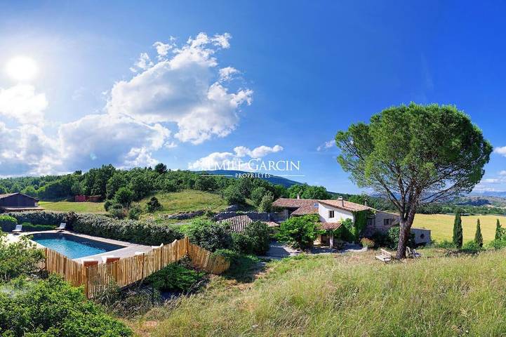 Gîte pour 27 personnes, avec jardin à Châteauneuf-Val-Saint-Donat