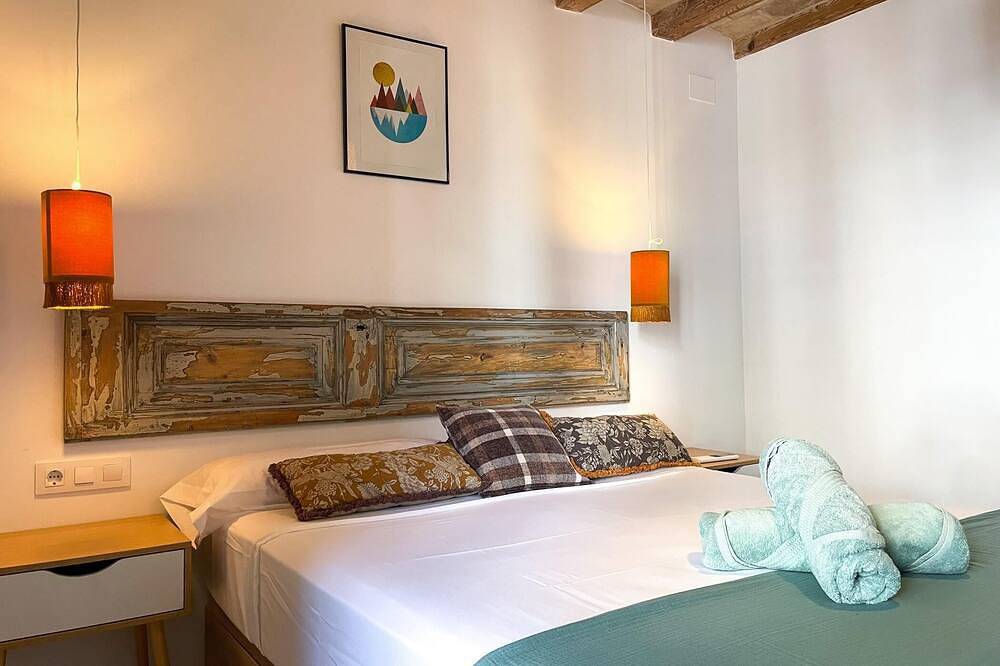 Entire apartment, Exquisite 2-bedroom Apartment on Rambla by Hostem in Vilanova i la Geltrú, Garraf