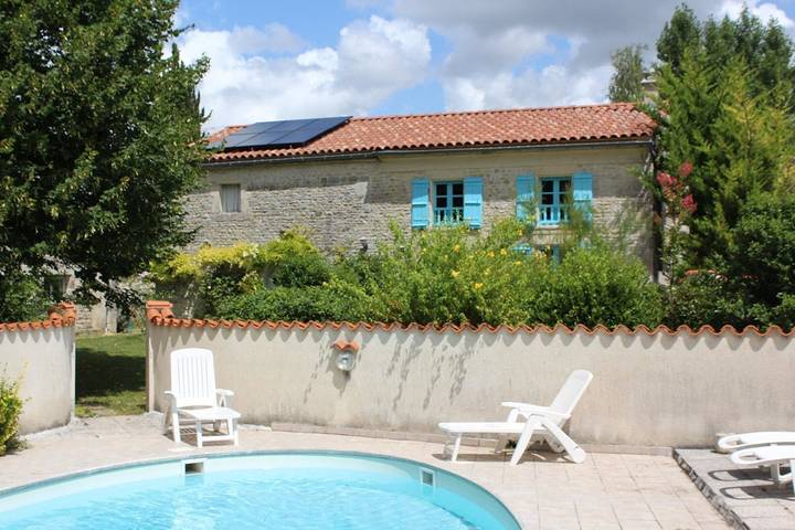 Gîte pour 5 personnes, avec jardin ainsi que piscine et terrasse, animaux acceptés à Aumagne