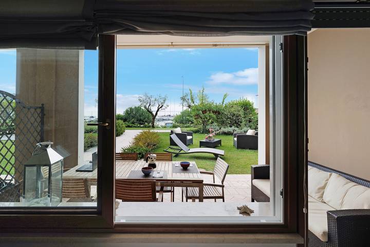 Ganze Wohnung, Luxuriöse Ferienwohnung mit Seeblick, gemeinschaftlich genutztem Pool & Wlan in Manerba del Garda, Gardasee-Berge