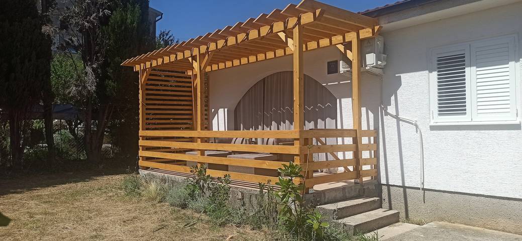 Ferienhaus für 4 Personen, mit Balkon/Terrasse in Banjol - 2