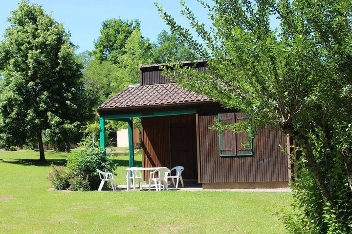 Gîte pour 5 personnes, avec Terrasse ainsi que Jardin et Piscine