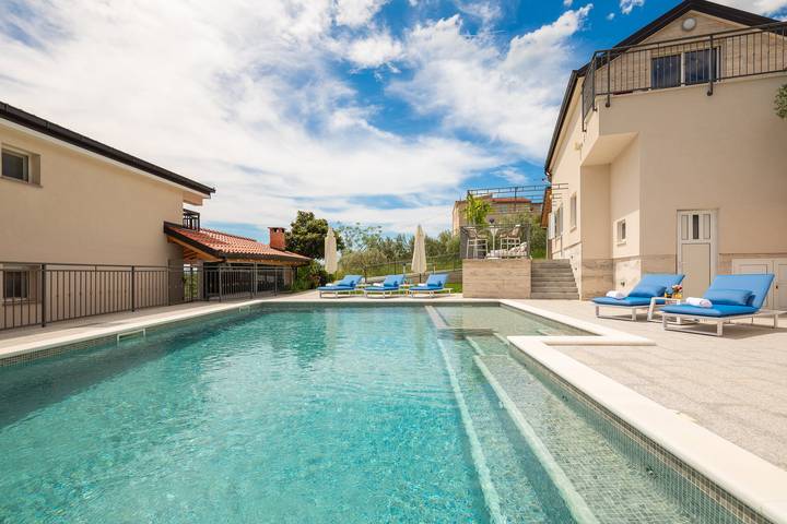 Villa pour 14 personnes, avec jardin et sauna ainsi que terrasse et piscine à Solin - 2