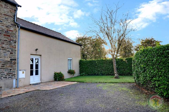 Gîte pour 2 personnes, avec Terrasse ainsi que Jardin et Vue à Roz-Landrieux