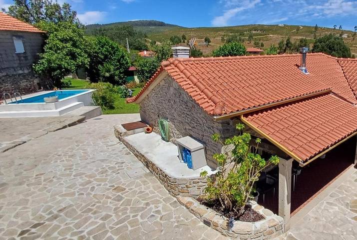 Location de vacances pour 6 personnes, avec vue ainsi que jardin et piscine dans Paredes de Coura