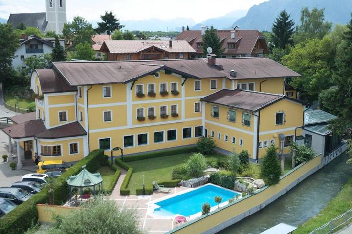 Hotel, mit Terrasse und Garten sowie Pool und Ausblick in Wals-Siezenheim