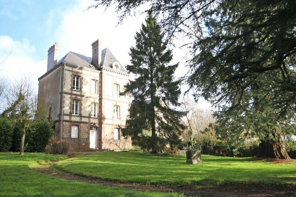 Manor house with large park, near city center, ideal for groups in L'Aigle, Orne