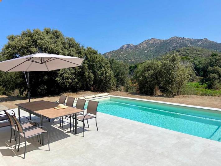 Location de vacances pour 8 personnes, avec jardin ainsi que vue et piscine à Occhiatana