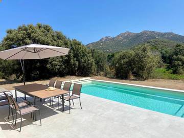 Gîte pour 8 personnes, avec vue ainsi que jardin et piscine à Occhiatana