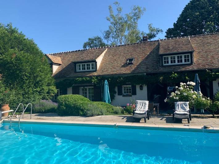 Location de vacances pour 12 personnes, avec piscine ainsi que jardin et vue dans Bourdonné