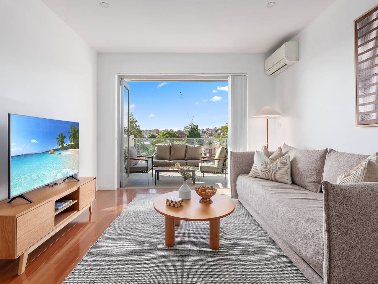 Apartamento entero, Luminoso apartamento de 2 dormitorios con balcón y garaje in Sídney, Nueva Gales del Sur