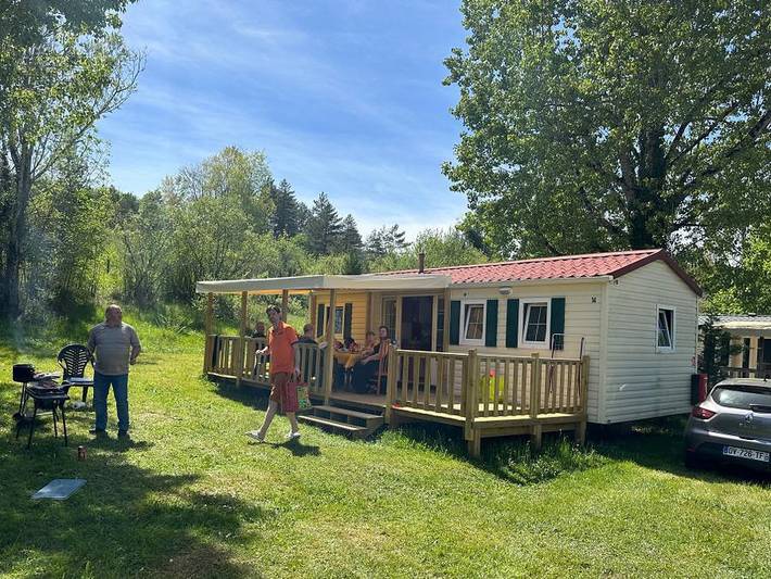 Camping Le Pontillou - Mobilheim 6 personen - Mobilheim Texas : 3 Schlafzimmer - Tv - Großer Kühlschrank - Überdachte Terrasse - 6 Pers. in Villamblard, Périgord Pourpre