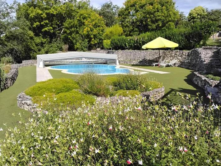 Location de vacances pour 2 personnes, avec terrasse ainsi que piscine et jardin à Roquecor