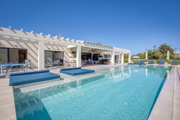 Διαμερίσματα διακοπών για 10 άτομα, με πισίνα και ταράτσα στην Παραλία Αλμυρού