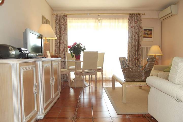 Gîte pour 3 personnes, avec jacuzzi et terrasse ainsi que jardin et piscine, animaux acceptés dans Parc de Vaugrenier - 4
