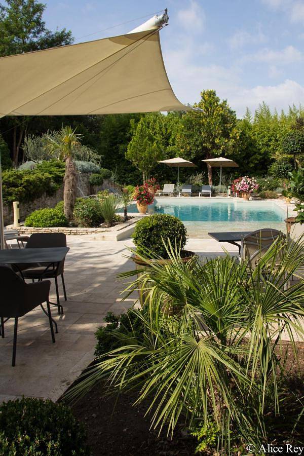 Chambre d’hôte pour 2 personnes, avec Terrasse et Jardin ainsi que Piscine et Vue sur le lac à Alleins