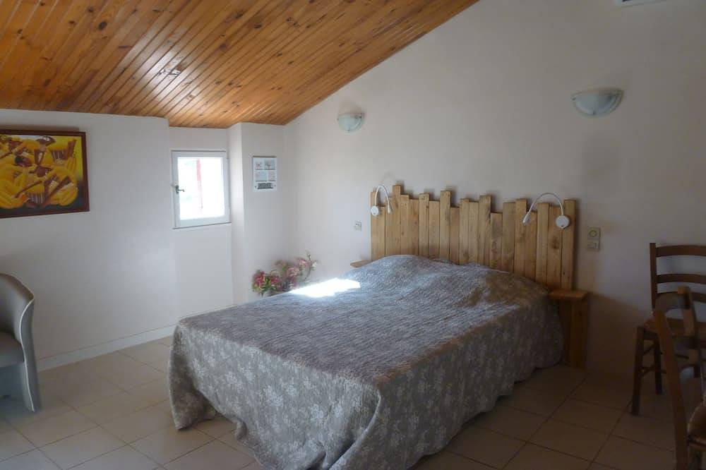 Entire apartment, Furnished studio overlooking the luberon in Lagnes, Parc naturel régional du Luberon