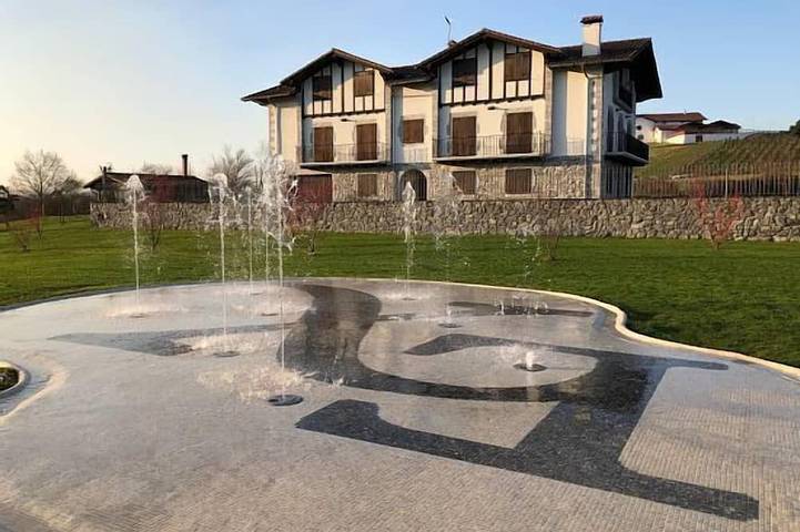 Casa rural para 9 personas, con jardín y balcón en Zugarramurdi