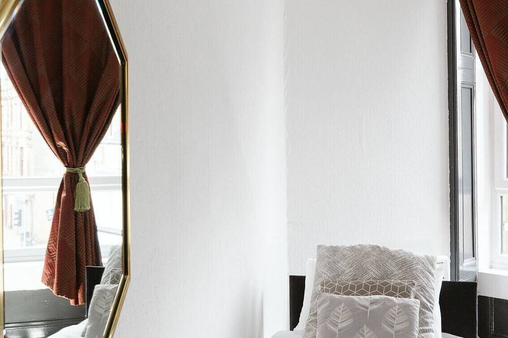 Oakshaw Guesthouse - Cozy Single Room in a Central Location. R11 in Paisley, Renfrewshire