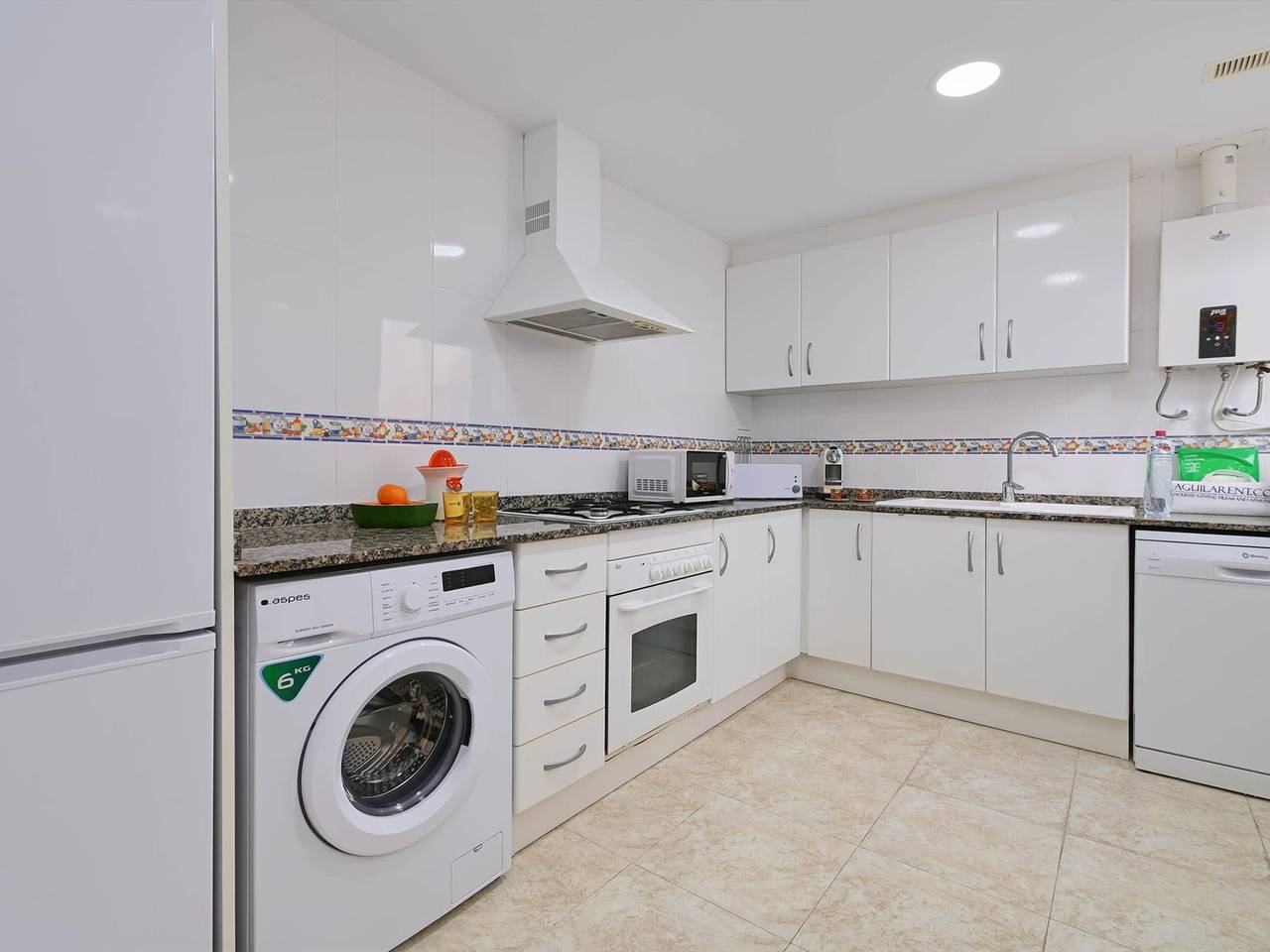 Hel lejlighed, Cozy 2-Bedroom Apartment with Sea View, 3 Terraces, and Parking near Playa de la Grava in Javea Port, Jávea