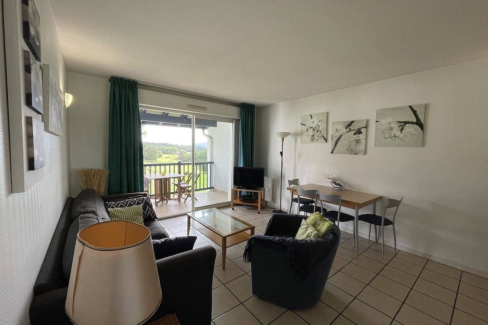 Entire apartment, Appt 50m² with pool 1ere Ligne Vue Golf Bassussarry in Bassussarry, Bayonne region