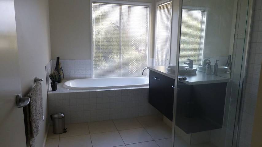 Holiday home for 9 people, with garden and hot tub in Torquay (Victoria)