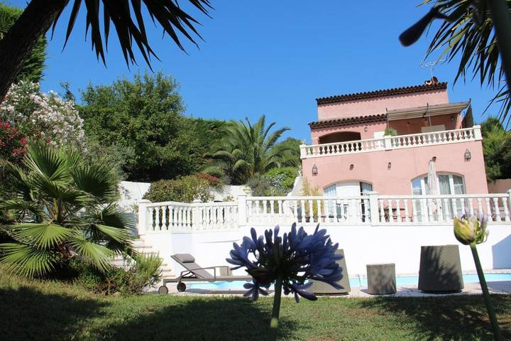 Location de vacances pour 4 personnes, avec Terrasse et Jardin ainsi que Piscine et Vue à La Roquette-sur-Siagne