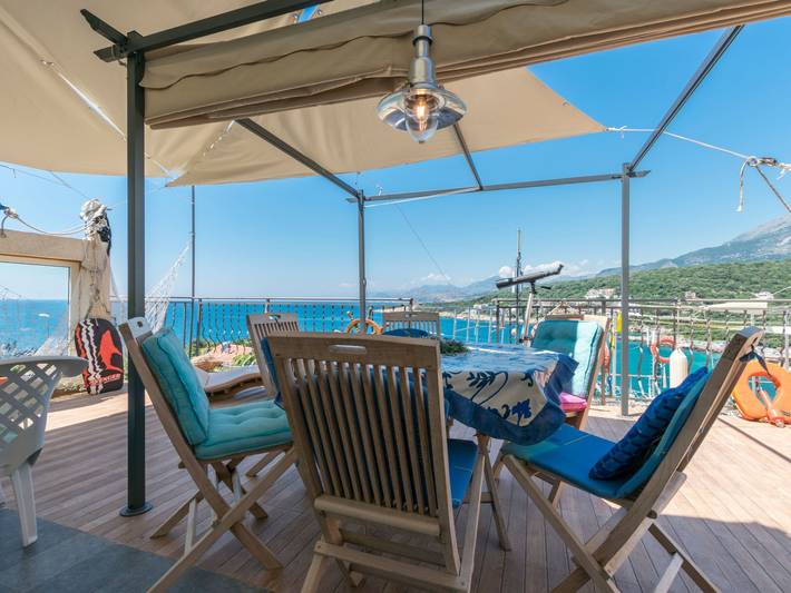 Ferienwohnung für 8 Personen, mit Balkon und Terrasse sowie Garten in Montenegro