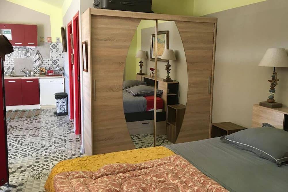 Entire apartment, Studio Des Coquelicots In A Provencal Farmhouse in Pujaut, Nimes region