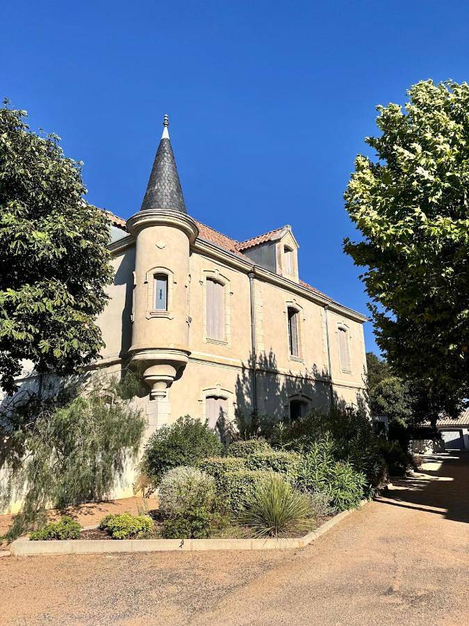 Location de vacances pour 6 personnes, avec terrasse ainsi que vue et piscine, animaux acceptés à Lézignan-la-Cèbe