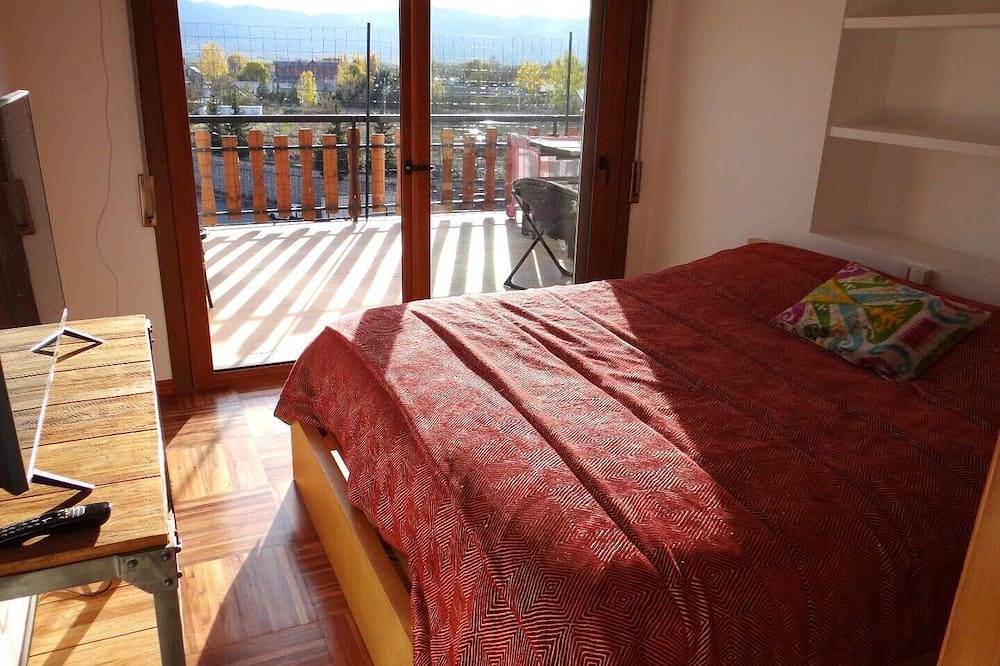 Entire apartment, Puigcerdà Viii - Three Bedroom Apartment, Sleeps 7 in Puigcerdà, Catalan Pyrenees