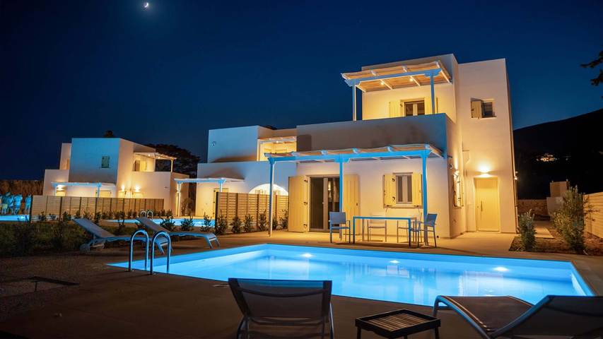 Villa for 2 people, with ocean view and yard as well as terrace in Paros