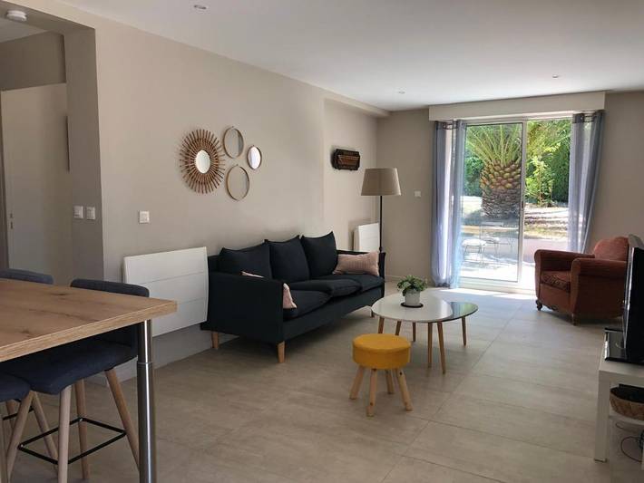 Gîte pour 2 personnes, avec Terrasse et Jardin ainsi que Piscine et Vue dans Thermes de Camoins les Bains