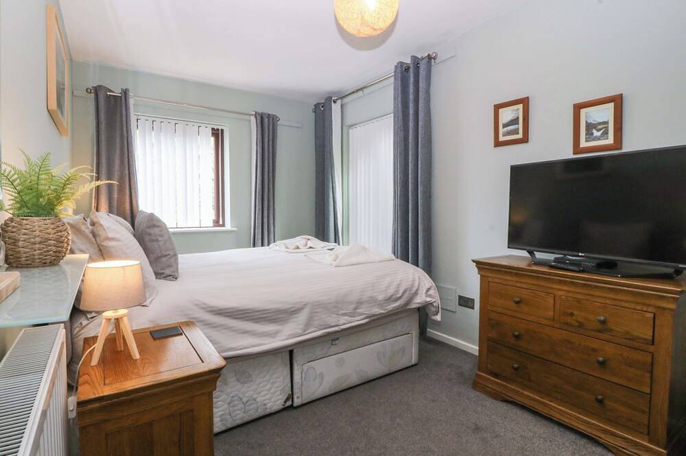 Boathouse, pet friendly, country holiday cottage in Deganwy in Deganwy, Conwy region