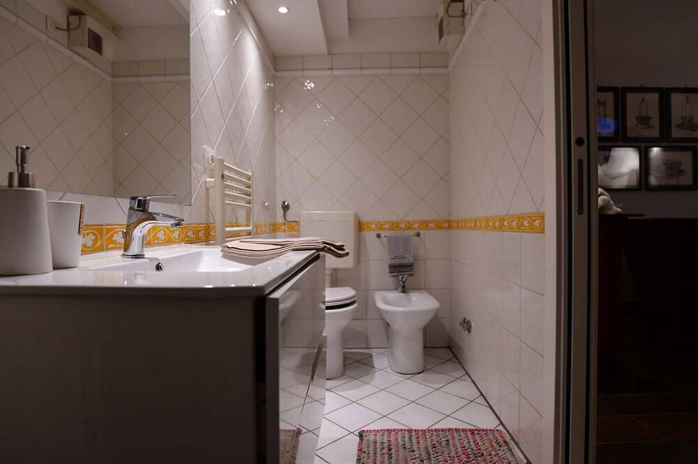 Ganze Wohnung, Charming 38 sqm studio, for 3 people, located on the 2nd floor (attic) of a renovated period building from the 16th century (access only permitted via lift).The property is located in the heart of the historic center of Ravenna (in the restricted traffic in Ravenna, Ravenna Provinz