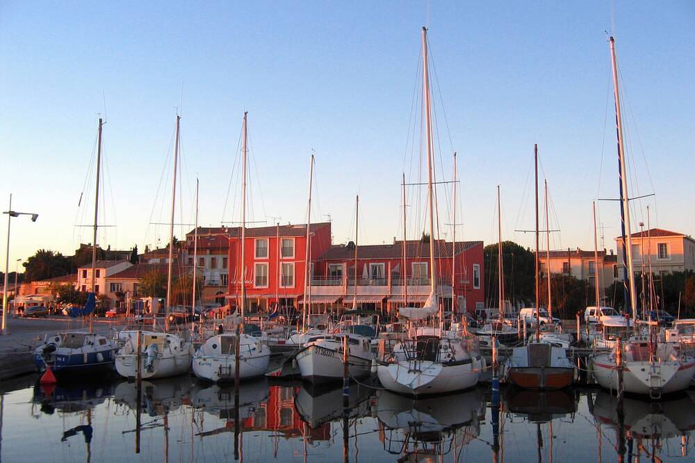 Entire apartment, Apartment with private terrace on the edge of the Thau lagoon in Poussan, Côte d'Améthyste