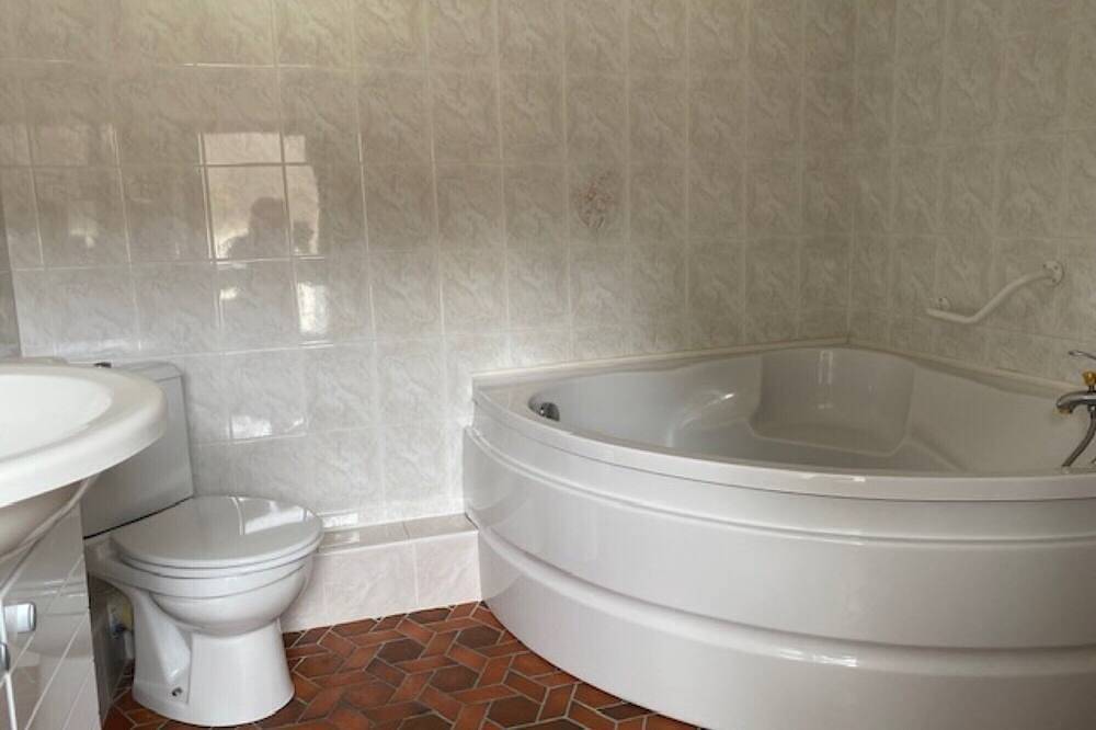 Chambre d'hôtes Le Relais Des Hirondelles - Camélia jardin dans la propriété in Chaumont-en-Vexin, Oise