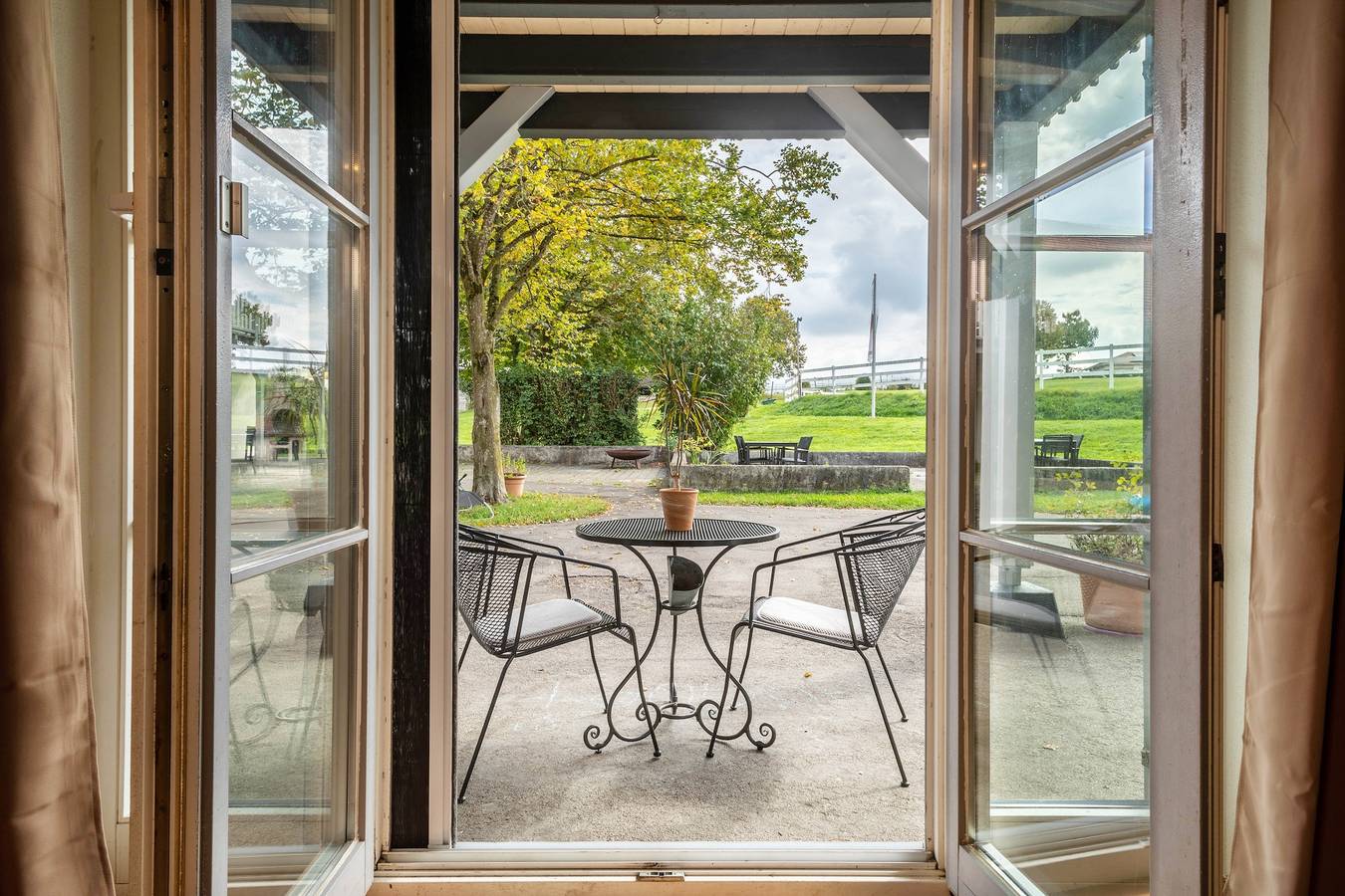 Ferienwohnung 'Erdgeschoss' kleine Terrasse mit Sitzmöglichkeit, Blick auf den Reitplatz & ins Grüne in Ravensburg, Region Bodensee-Oberschwaben
