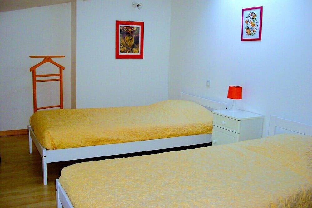 Gîte 2 chambres proche de Niort avec piscine intérieure in Brûlain, Région de Niort