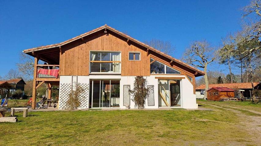 Location de vacances pour 10 personnes, avec terrasse ainsi que sauna et vue à Garrosse