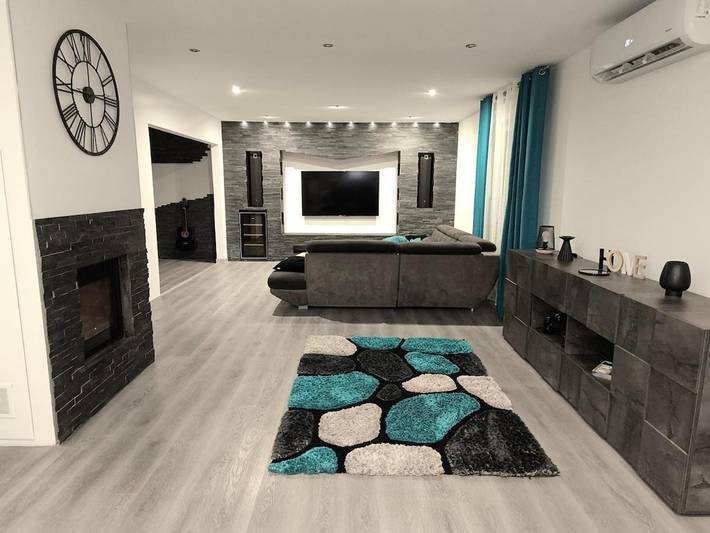 Location de vacances pour 10 personnes, avec jardin à Jonage