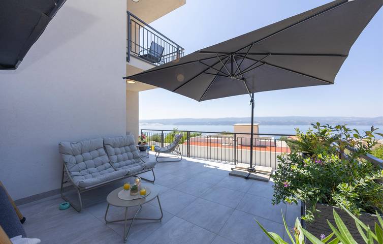 Ganze Ferienwohnung, Urlaub am Meer: 1 km vom Strand entfernt, mit Pool, WLAN und Garagenstellplatz in Stanici, Omis-Riviera