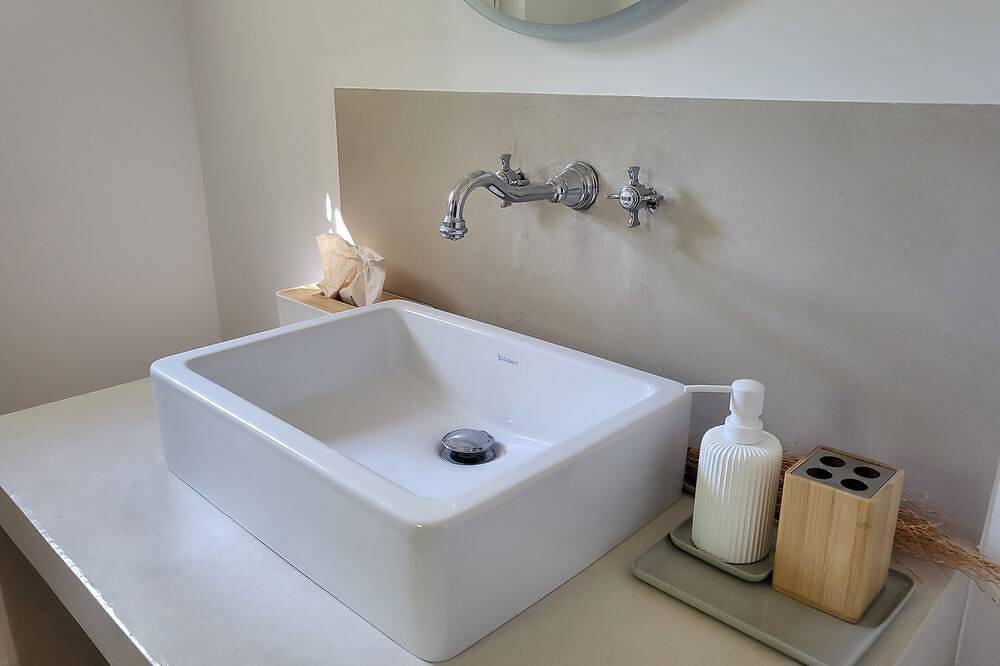 Chambre dans un cabanon privé, salle de bain, Wc, petite cuisine, piscine privée in Ménerbes, Parc naturel régional du Luberon