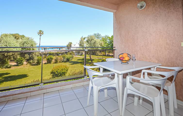 Apartamento vacacional entero, Apartamento frente al mar con piscina y terraza cerca de Moriani-Plage in Moriani-Plage, Región de Corte