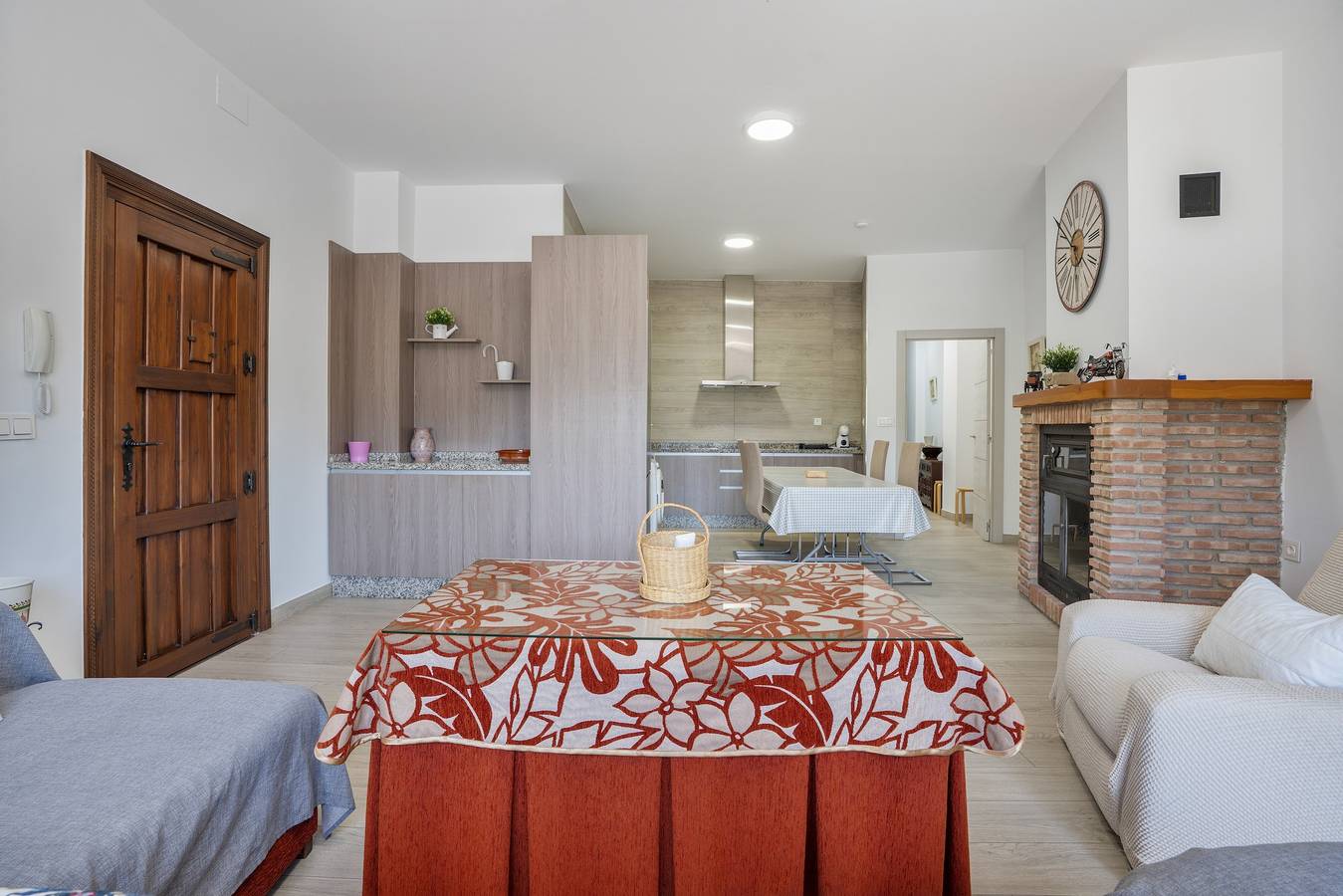 Apartamento entero, Apartamento 'Con Chimenea' con vistas a la montaña, Wi-Fi y aire acondicionado in Entorno de Sierra Nevada, Güejar Sierra