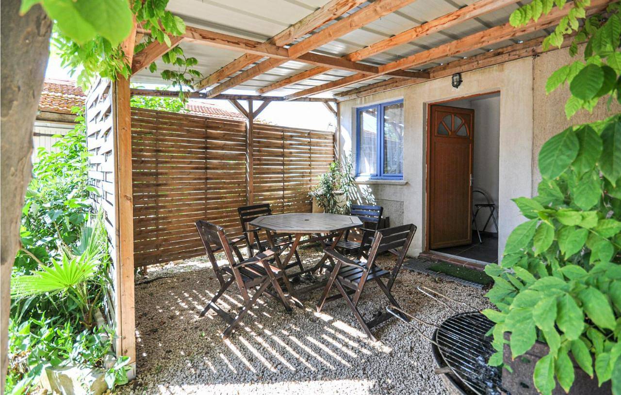 Appartement entier, Appartement 'Proche Des Plages' avec terrasse privée et Wi-Fi in La Coudoulière, Six-Fours-les-Plages