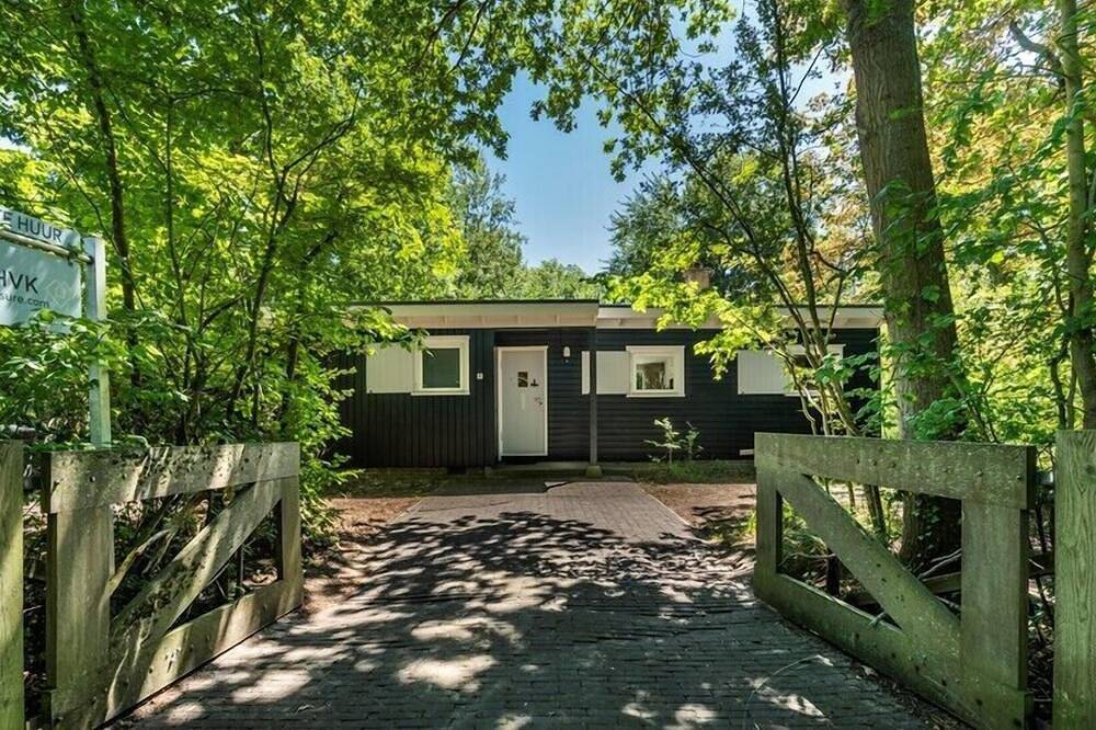 Acacialaan 8 Oostenrijks vakantiechalet met hedendaagse luxe in Burgh-Haamstede, Zeeuwse Kust